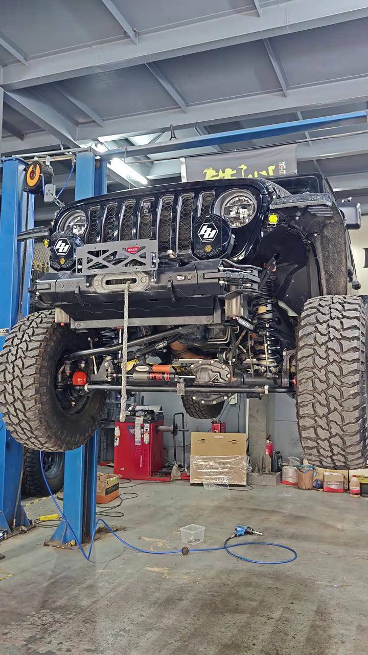 升級愛車防護(hù)力 全鋁合金底盤護(hù)板與前后拖車鉤的完美組合